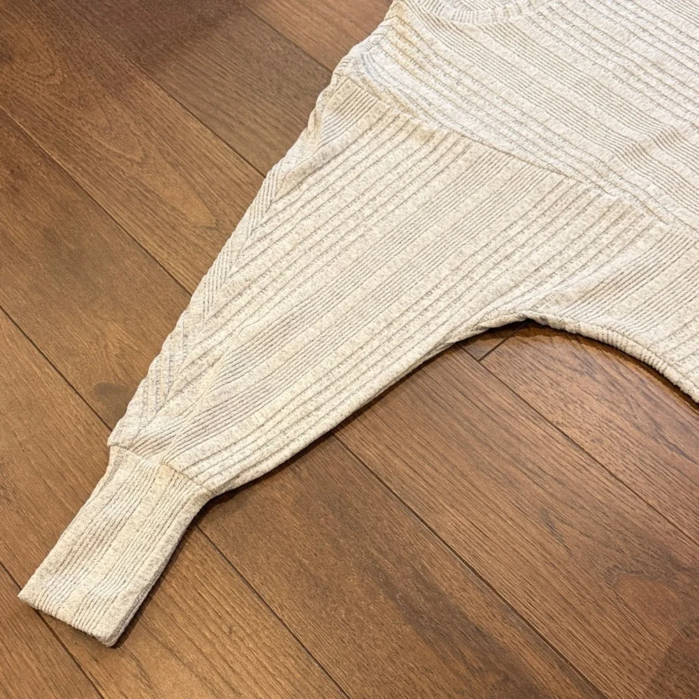 Simply Vera Wang Cozy Cream Knit Sweater Size Medium - C14-007